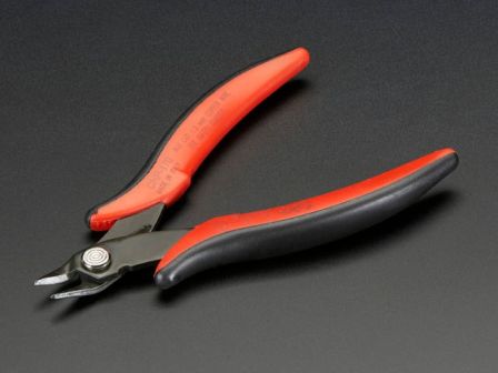 Flush diagonal cutters